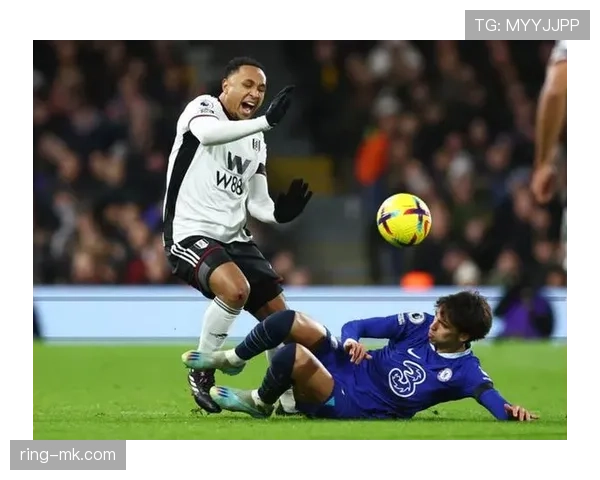 切尔西中场看似运转有序，实则缺了关键连接点，控不住节奏了