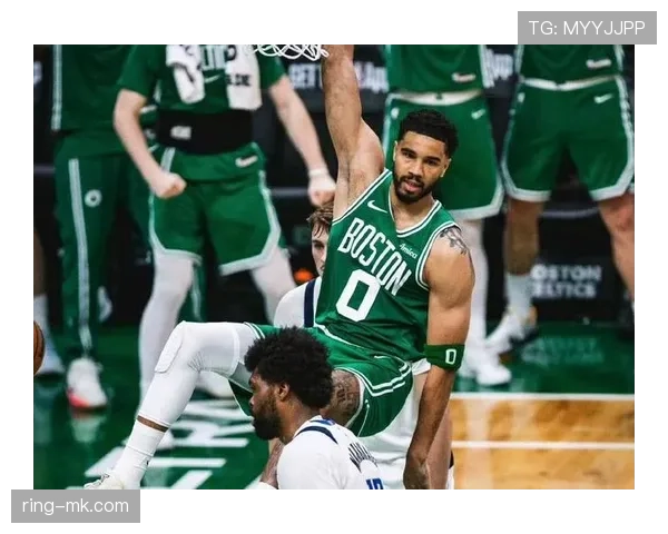 塔图姆挡拆制造错位打出高效得分拉开绿军进攻空间